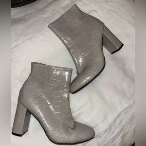 Grey Crocodile-Embossed heeled Ankle Boots size 9! Like new thumbnail 2
