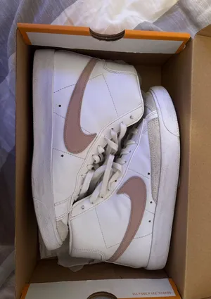 Nike Women’s Blazer Mid 77 thumbnail 1