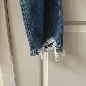 American Eagle Mom Jeans Size 6 Medium Blue Wash Distressed High Rise EUC thumbnail 5