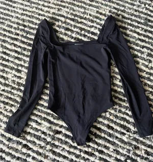 Aritzia Babaton Bodysuit Contour Long Sleeve thumbnail 1