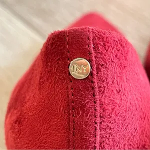Jones New York Burgundy Suede Delta Heels Pumps Gold Trim Classy Sexy 7 Leather thumbnail 7