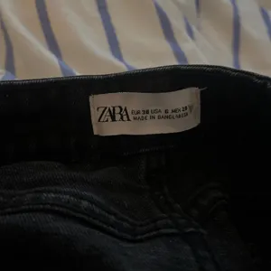 Zara Zara US size 6 Black denim shorts with frayed hem thumbnail 4