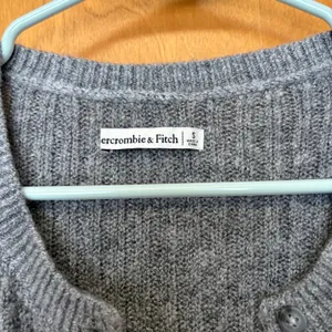 Abercrombie & Fitch Cardigan‎ Womens Small Grey Ribbed Knit Button Front Cropped thumbnail 3