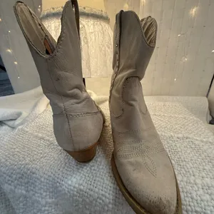 Volatile Cream Ankle Booties Size 6 thumbnail 3
