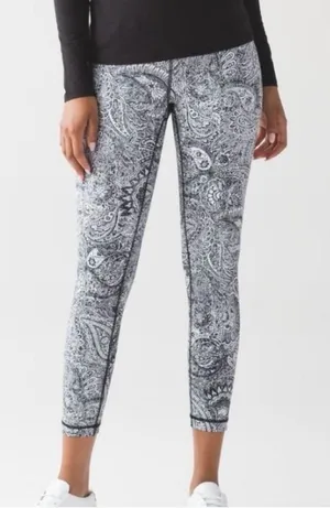 Lululemon Black & White Paisley High Times Athleisure Yoga Leggings - Size 6 thumbnail 1