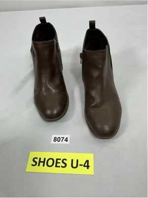 Womans Excellent Condition American Rag Cadee Ankle Bootie 8W Brown thumbnail 2