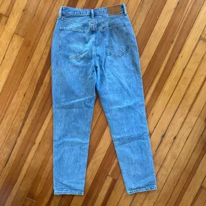 Aritzia Denim Forum BF High-Rise Loose 28L Jeans Size 26 thumbnail 4
