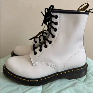 NWT Dr. Martens 1460 White Lace-Up Boots Womens size 9 thumbnail 1