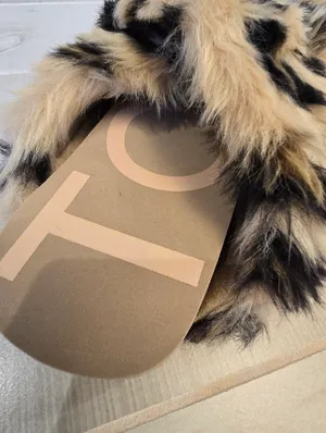 {7} TOMS Susie Eva Leopard Slippers Fuzzy Furry Black Tan Loungewear thumbnail 3