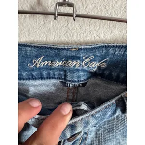 American Eagle Distressed Denim Shorts Light Acid Wash Stretch Size 4 Raw Hem thumbnail 3