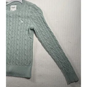 Abercrombie & Fitch Women’s M Green Cable Knit Crewneck Sweater Long Sleeve thumbnail 6
