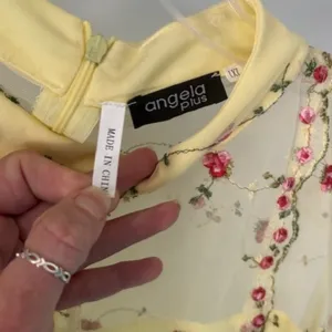 Angela Womens 1X Yellow Embroidered Floral Mesh Overlay A Line Dress Ruffle Cap thumbnail 3