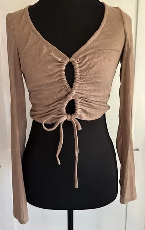 Windsor Womens Sexy Ruched Keyhole Front V-Neck Long Sleeve Crop Top Sz M thumbnail 1