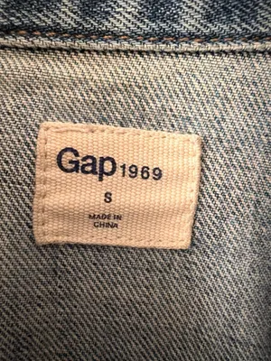 Gap Women's Classic Trucker Washed Blue Jean Denim Jacket Size S thumbnail 2