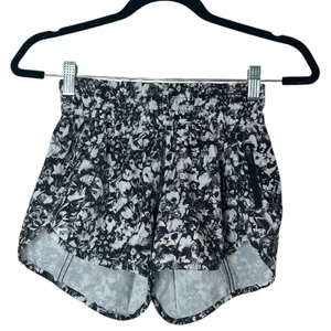 Lululemon Tracker Short V (4") Size 4 thumbnail 4