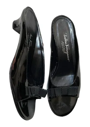 Salvatore Ferragamo Vara Bow Slides 8 Black Patent Leather Elegant Designer Sandals thumbnail 1