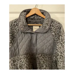 Abercrombie & Fitch Charcoal Gray Quilted Leopard Snap Button Fleece, M thumbnail 4