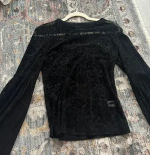 BLACK TOP IN SIZE MEDIUM thumbnail 1