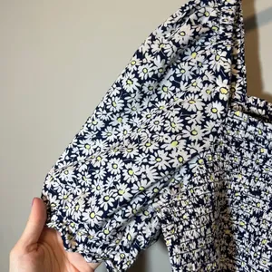 J. Crew Puff Sleeve Smocked Peplum Daisy‎ Floral Top Navy White Cotton Medium thumbnail 3