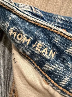 American Eagle Strigid Ripped Mom Jeans Size 4 Short High Rise Distressed Denim thumbnail 6