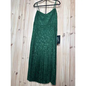 NWT Lulus Regal Romance Emerald Floral Jacquard Pleated Satin Midi Dress Size XL thumbnail 2