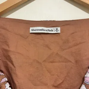 Abercrombie & Fitch Floral Cropped Y2K Blouse in Brown & White - Size Medium thumbnail 3