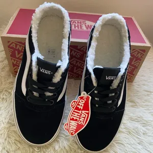 NWT Vans Ward Women's Sherpa-Lined Suede Mules thumbnail 2