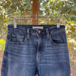 Levi’s Women's 725 High-Rise Bootcut Jeans Medium Wash Size 28/30 thumbnail 3