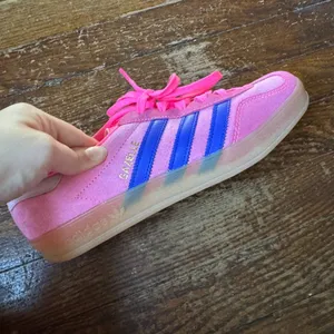 adidas Originals Gazelle Indoor sneakers in bright pink and blue thumbnail 6