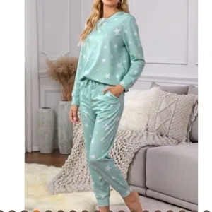Star Print Lounge Set Mint Green Pajama Set Soft Cozy 2 Piece Boutique NEW M thumbnail 2