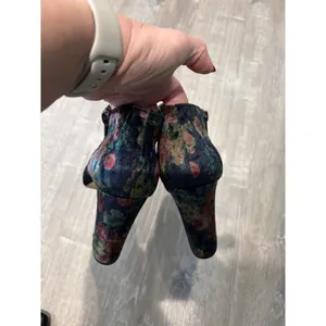 Madden Girl Floral‎ Velvet Ankle Booties Block Heel Side Zip Closure thumbnail 4