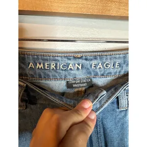 American Eagle distressed knee Mom jeans thumbnail 6
