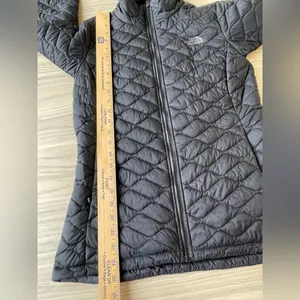 The North Face Women's Black Puffer Jacket thumbnail 9