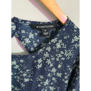 41 Hawthorne Blue Floral Print Blouse Women's Size M‎ Keyhole Back 3/4 Sleeve thumbnail 2