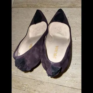 Prada Auth‎ Purple Suede Classic Pump Ruffle Heel 4” Shoe Size 37.5 US 7 thumbnail 11