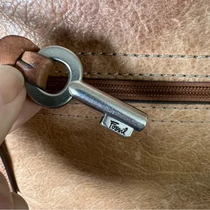 VTG FOSSIL Genuine Leather Brown Crossbody Bag Tan Satchel Zip-Top Key Charm Y2K thumbnail 13