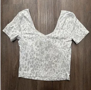 Lululemon Align Tee Nulu Size 4 Cheetah Camo Antique White Multi‎ thumbnail 1