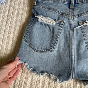 Abercrombie and Fitch high rise light wash mom shorts size 25 thumbnail 9