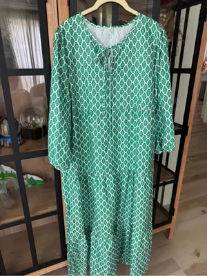 Amazon block print kelly green maxi dress midi puff sleeve tiered ruffle thumbnail 8