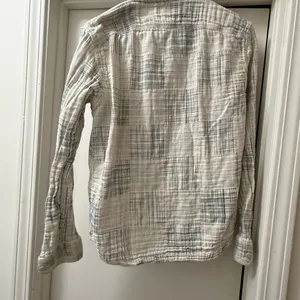 Banana Republic Women’s Gray and White Quilted Plaid Shirt Size Small thumbnail 8
