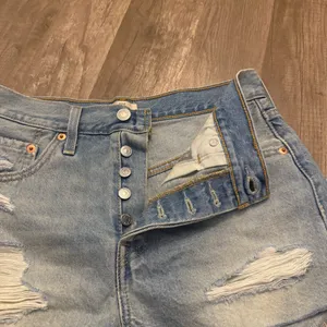 Levi’s 501 Original Distressed Denim Shorts NWOT thumbnail 4