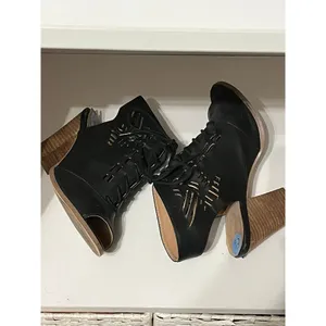Restricted high heel black cut out shoes size 6.5‎ thumbnail 4