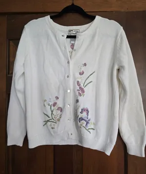 White Floral Embroidered Button thumbnail 1