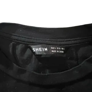 SHEIN Cropped T-Shirt Womens Small Black Red Dragon‎ Cropped Graphic Crew Neck thumbnail 3