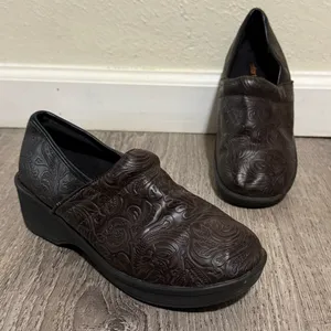 SafeT Step Slip Resistant Work Clogs | Embossed Brown Slip-On Shoes | Sz 5.5 thumbnail 2