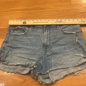 Abercrombie & fitch The mom high rises distressed Jean shorts size 32/14 . thumbnail 2