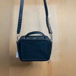 Aldo Black Faux Leather Crossbody Camera Bag. Modern Hardware thumbnail 5