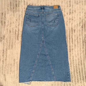 American Eagle Low Rise Denim Maxi Skirt Medium Wash Frayed Hem Size 8 thumbnail 8