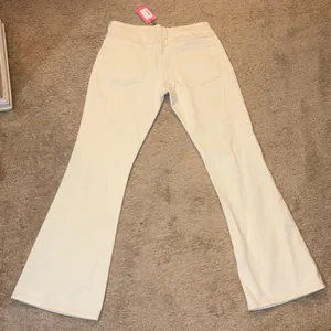 Edikted Low Rise Flare Cream Jeans thumbnail 3