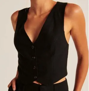 NWOT Abercrombie Linen Vest Top in Black thumbnail 1